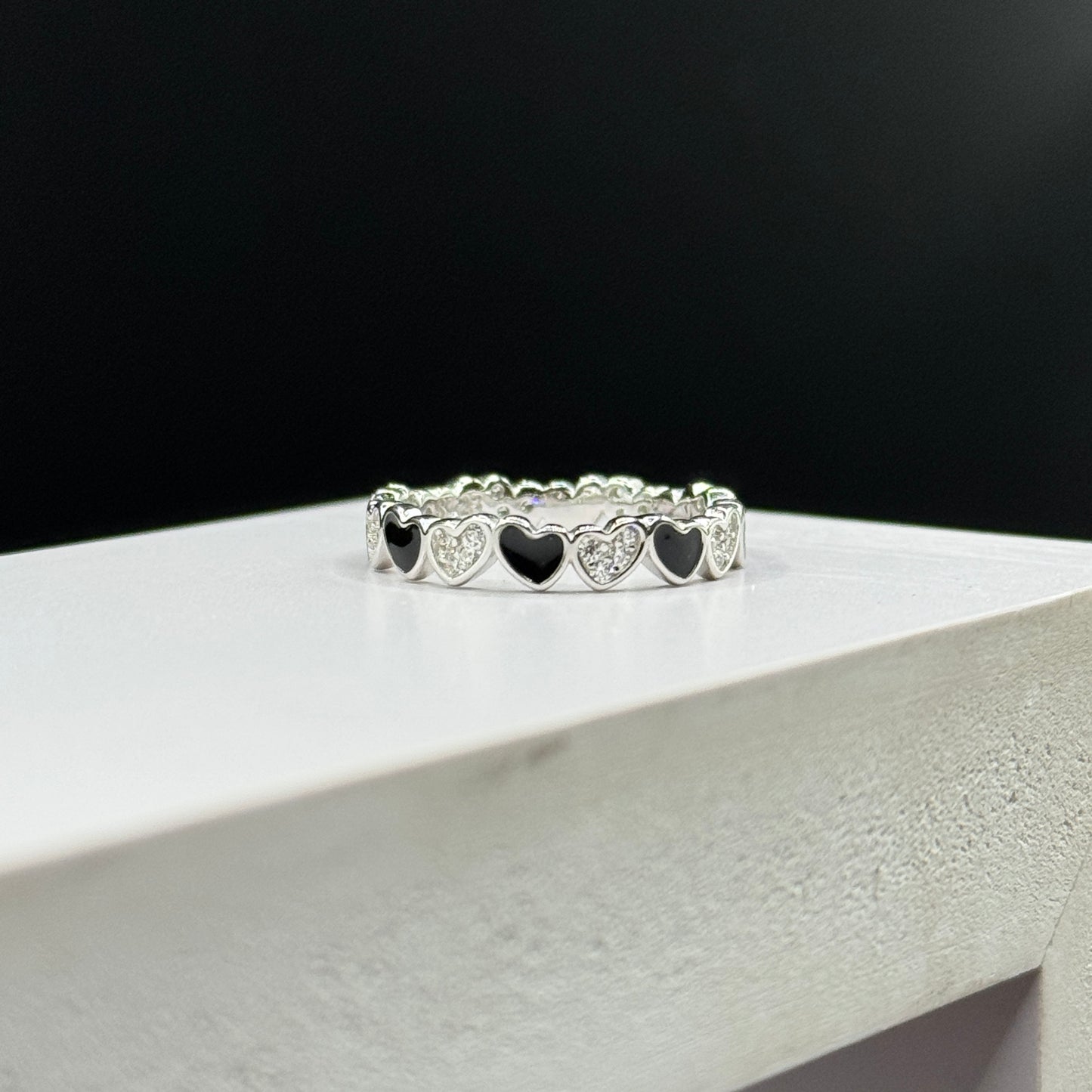 Chic Heartline Band Ring